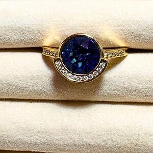 NEW Blue Stone Fashion Ring With Rhinestones & Goldtone Band Women’s SZ 9